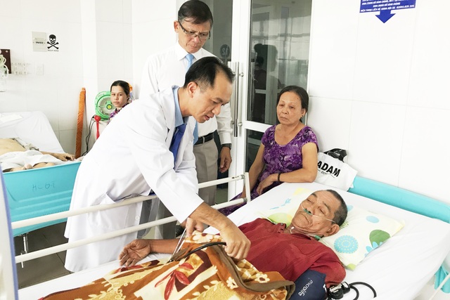 Các BS đang điều trị cho bệnh nhân Hái.JPG Các BS đang điều trị cho bệnh nhân Hái.JPG