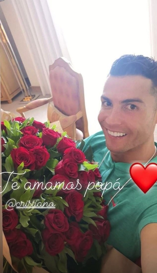 C.Ronaldo đẹp trai rạng ngời trong ngày khai trương cơ sở làm tóc - Ảnh minh hoạ 3