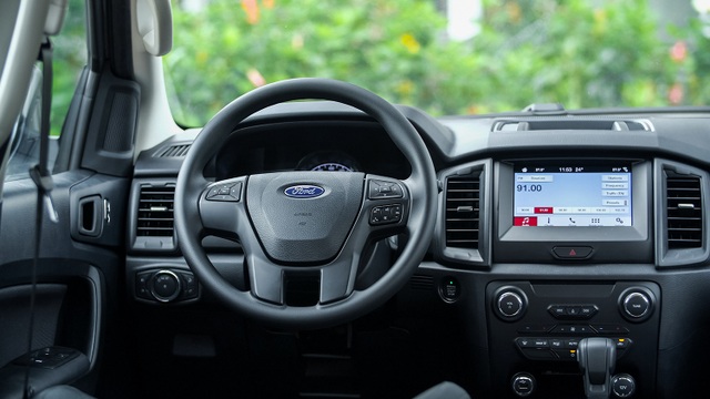 Ford Everest Ambiente - Bạn đồng hành lý tưởng trên mọi nẻo đường - 2