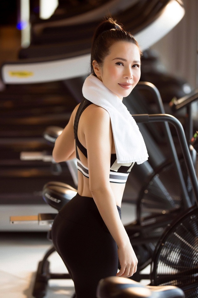 Hoa khôi Lan Phương khoe dáng chuẩn trong phòng gym - 4 Hoa khôi Lan Phương khoe dáng chuẩn trong phòng gym - 4