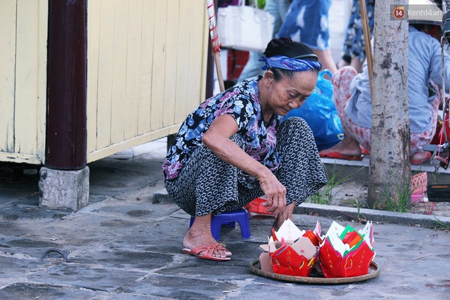 Người mẹ 60 năm chạy theo đút cơm cho con - 8 Người mẹ 60 năm chạy theo đút cơm cho con - 8