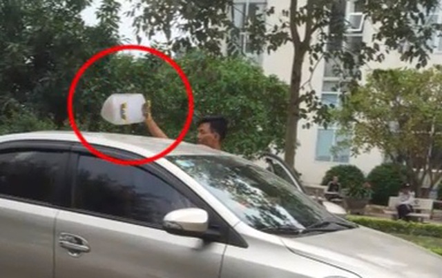 Tài xế taxi “dù” tiết lộ mánh khóe qua mặt cơ quan chức năng - 4 Tài xế taxi “dù” tiết lộ mánh khóe qua mặt cơ quan chức năng - 4