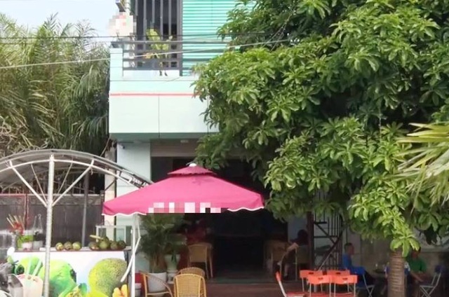 Đang ngồi trong quán cà phê, một phụ nữ bị đâm chết - 1 Đang ngồi trong quán cà phê, một phụ nữ bị đâm chết - 1