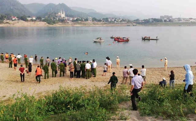 8 hoc sinh duoi nuoc.jpg 8 hoc sinh duoi nuoc.jpg