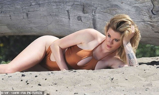 Ireland Baldwin bốc lửa trên biển  - 3