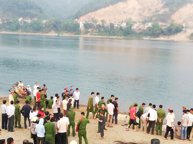 Vụ 8 học sinh chết đuối trên sông Đà: Nghỉ học vì trường thi giáo viên dạy giỏi - 1 Vụ 8 học sinh chết đuối trên sông Đà: Nghỉ học vì trường thi giáo viên dạy giỏi - 1
