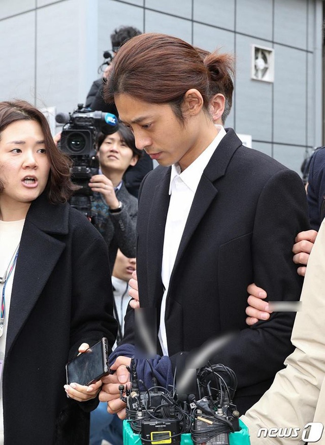 Jung Joon Young bị còng tay và áp giải đến đồn cảnh sát - 2 Jung Joon Young bị còng tay và áp giải đến đồn cảnh sát - 2