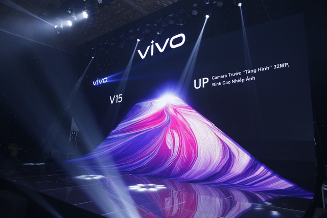 Quang Hải bất ngờ xuất hiện tại sự kiện ra mắt smartphone camera ẩn Vivo V15