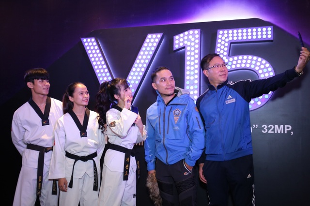 Quang Hải bất ngờ xuất hiện tại sự kiện ra mắt smartphone camera ẩn Vivo V15 - Ảnh minh hoạ 10