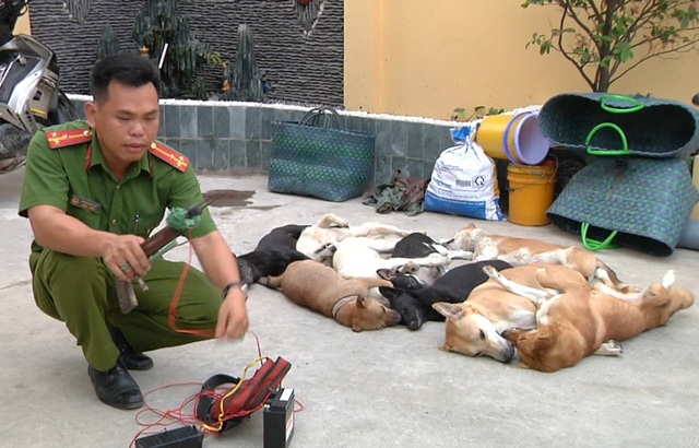 Tang vật gồm súng bắn điện và xác chó bị công an thu giữ. Tang vật gồm súng bắn điện và xác chó bị công an thu giữ.