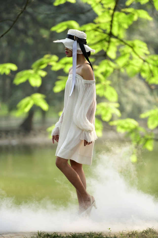 Chiêm ngưỡng lụa tơ tằm cao cấp đắt nhất Bảo Lộc biến hoá trong thời trang Thu - Đông - Ảnh minh hoạ 6