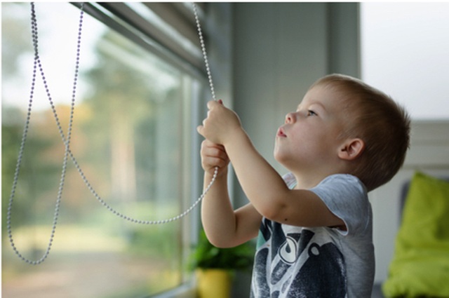 Thận trọng với rèm cửa chớp kéo dây khi nhà có trẻ con | Báo Dân trí
