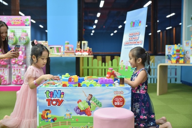 Hai con của Lý Hải Minh Hà háo hức chơi đồ chơi khi tham dự sự kiện - 3 Hai con của Lý Hải Minh Hà háo hức chơi đồ chơi khi tham dự sự kiện - 3