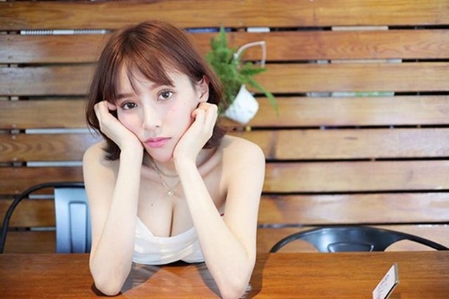 Nữ tiếp viên có thân hình yêu nữ, nụ cười quyến rũ, mê người - 4 Nữ tiếp viên có thân hình yêu nữ, nụ cười quyến rũ, mê người - 4
