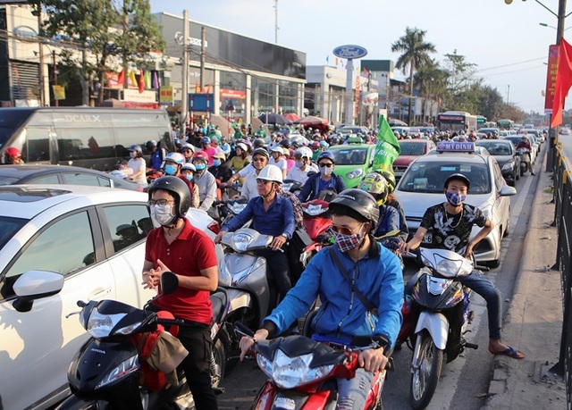 Giao thông căng như dây đàn trên 6 tuyến đường Hà Nội nghiên cứu cấm xe máy - 4 Giao thông căng như dây đàn trên 6 tuyến đường Hà Nội nghiên cứu cấm xe máy - 4