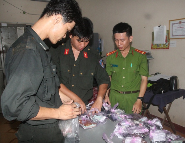 Công an niêm phong tang vật thu giữa tại sòng bạc Công an niêm phong tang vật thu giữa tại sòng bạc