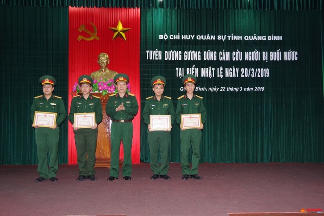 Khen thưởng các chiến sĩ cứu du khách đuối nước trên biển Nhật Lệ - 1 Khen thưởng các chiến sĩ cứu du khách đuối nước trên biển Nhật Lệ - 1