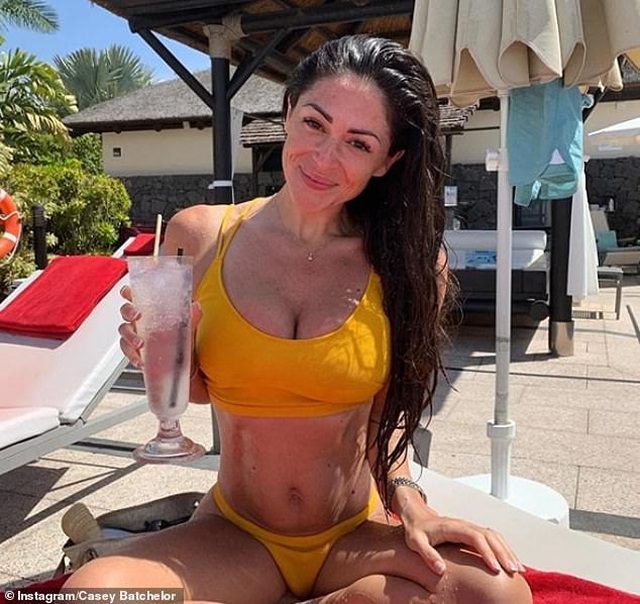 Casey Batchelor bốc lửa sau khi giảm 26 kg - 2 Casey Batchelor bốc lửa sau khi giảm 26 kg - 2