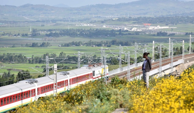 Ethiopia lo bị “chôn vùi” trong áp lực nợ nần từ dự án Vành đai, con đường của Trung Quốc - 2 Ethiopia lo bị “chôn vùi” trong áp lực nợ nần từ dự án Vành đai, con đường của Trung Quốc - 2