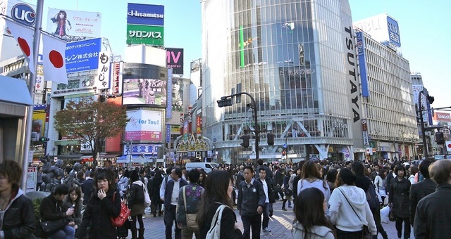 Cô gái khỏa thân chạy rông ở ga Tokyo, cảnh sát không thể bắt giữ