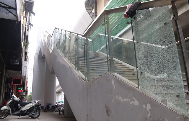 Nhiều chi tiết nhà ga tàu điện Cát Linh - Hà Đông đã hư hỏng - 2 Nhiều chi tiết nhà ga tàu điện Cát Linh - Hà Đông đã hư hỏng - 2