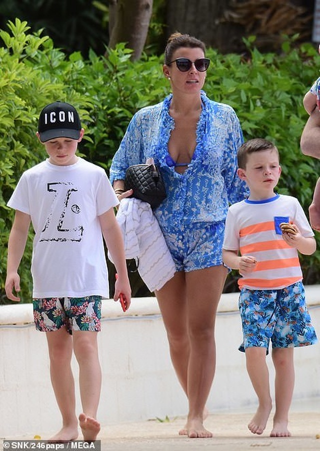 Coleen Rooney tự tin với dáng thon sau khi sinh 4 con - 12 Coleen Rooney tự tin với dáng thon sau khi sinh 4 con - 12