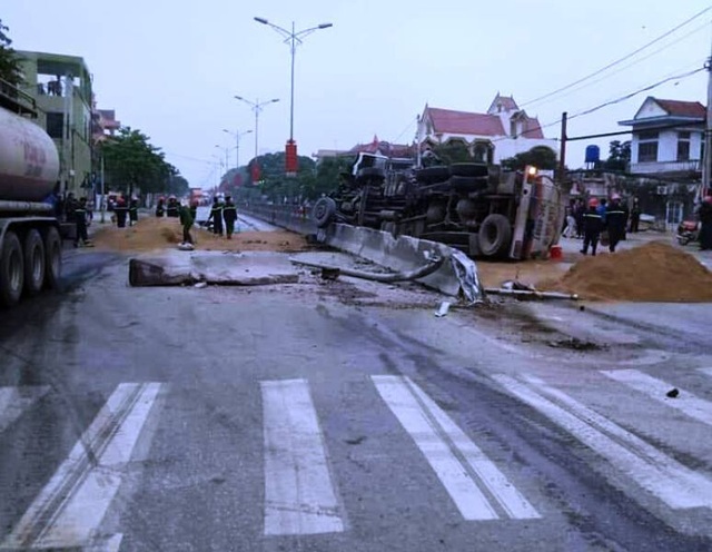 Tại hiện trường, hàng nghìn lít xăng tràn ra đường, người dân, lực lượng chức năng phải dùng cát để chống cháy.