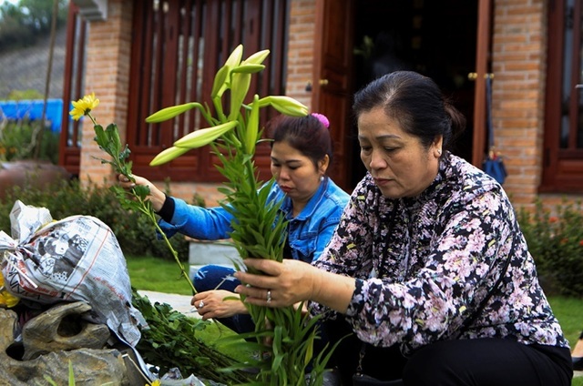 Người dân đi viếng mộ dịp Tết Thanh Minh - 2 Người dân đi viếng mộ dịp Tết Thanh Minh - 2
