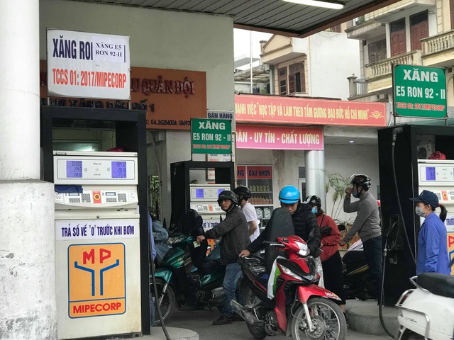 Bất thường: Nhiều cây xăng Hà Nội dán thông báo ngừng bán xăng RON 95 - 2 Bất thường: Nhiều cây xăng Hà Nội dán thông báo ngừng bán xăng RON 95 - 2