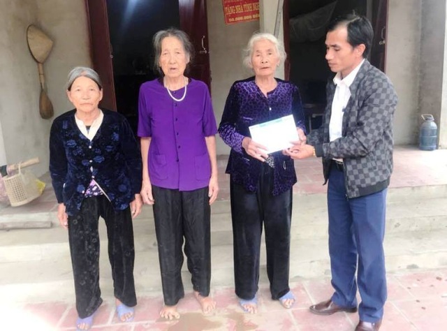 Món quà ý nghĩa của bạn đọc báo Dân trí gửi tặng các nữ dân quân Anh hùng - 1 Món quà ý nghĩa của bạn đọc báo Dân trí gửi tặng các nữ dân quân Anh hùng - 1