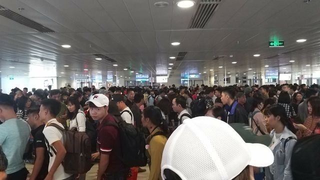 ben trong san bay tan son nhat.jpg ben trong san bay tan son nhat.jpg