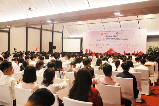 Hàng ngàn người đổ về Ngày hội học bổng Châu Á và tổng kết chia tay quý I năm 2019 do TMS Asia tổ chức - 2 Hàng ngàn người đổ về Ngày hội học bổng Châu Á và tổng kết chia tay quý I năm 2019 do TMS Asia tổ chức - 2