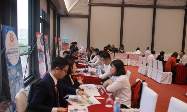 Hàng ngàn người đổ về Ngày hội học bổng Châu Á và tổng kết chia tay quý I năm 2019 do TMS Asia tổ chức - 3 Hàng ngàn người đổ về Ngày hội học bổng Châu Á và tổng kết chia tay quý I năm 2019 do TMS Asia tổ chức - 3