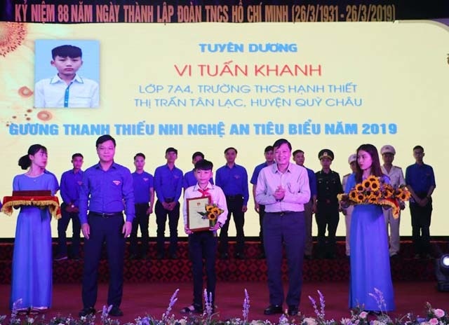 Cậu bé 7 năm đưa bạn đến trường là gương mặt “Thanh thiếu nhi tiêu biểu” - 1