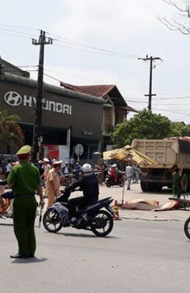 Xe tải tông tử vong 2 phụ nữ đi xe máy - 2 Xe tải tông tử vong 2 phụ nữ đi xe máy - 2