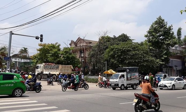 Xe tải tông tử vong 2 phụ nữ đi xe máy - 3 Xe tải tông tử vong 2 phụ nữ đi xe máy - 3