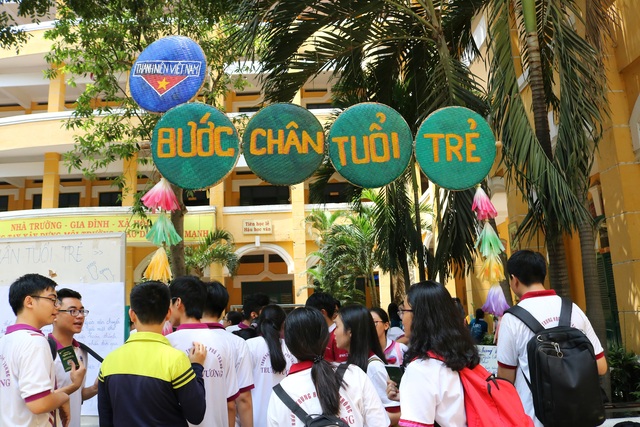 Học trò “bay” khắp thế giới ngay... tại sân trường - 6