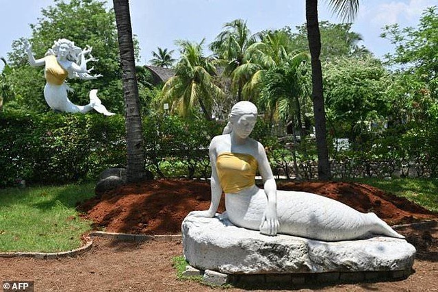 Công viên “mặc áo” cho tượng nàng tiên cá ngực trần - Ảnh 2.