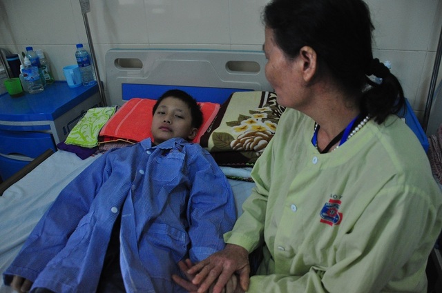Xót xa cảnh bà ôm cháu bị ung thư vòm họng đi chữa bệnh để trốn đòn roi của ông - 3 Xót xa cảnh bà ôm cháu bị ung thư vòm họng đi chữa bệnh để trốn đòn roi của ông - 3