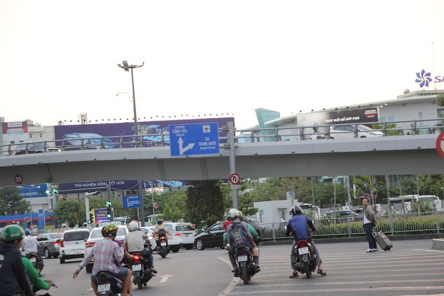 Sân bay Tân Sơn Nhất vẫn là điểm nóng vi phạm giao thông - 1