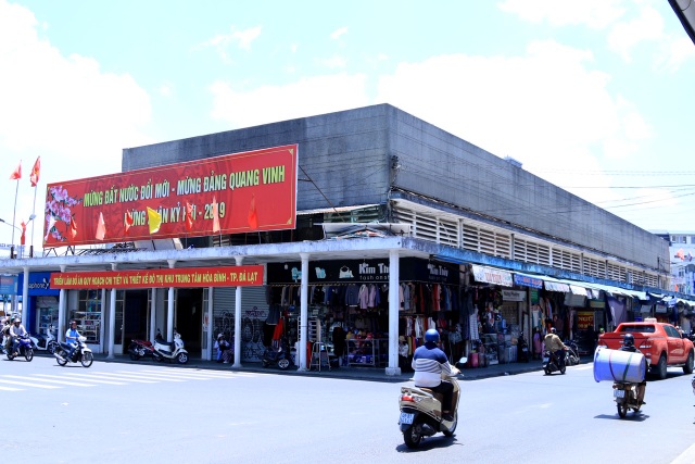 Hình ảnh Rạp hát Hòa Bình trước ngày bị “xóa sổ” - 12 Hình ảnh Rạp hát Hòa Bình trước ngày bị “xóa sổ” - 12
