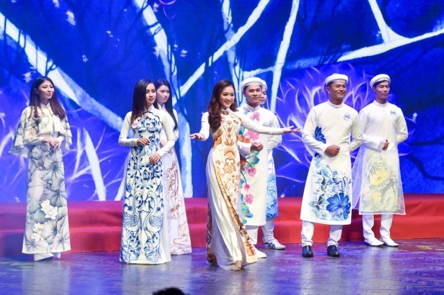 Ngọc Trinh và Hoa hậu trái đất trao vương miện cho hoa khôi thanh lịch - 3 Ngọc Trinh và Hoa hậu trái đất trao vương miện cho hoa khôi thanh lịch - 3
