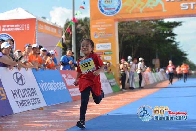 VĐV nhí Phạm Thiên Long, 6 tuổi, về đích giải Tiênphong Marathon 2019