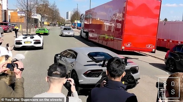 Lái siêu xe Lamborghini “thể hiện” trước đám đông, tài xế nhận cái kết “đắng” - 2 Lái siêu xe Lamborghini “thể hiện” trước đám đông, tài xế nhận cái kết “đắng” - 2