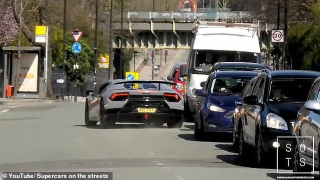 Lái siêu xe Lamborghini “thể hiện” trước đám đông, tài xế nhận cái kết “đắng” - 3 Lái siêu xe Lamborghini “thể hiện” trước đám đông, tài xế nhận cái kết “đắng” - 3