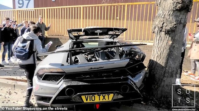 Lái siêu xe Lamborghini “thể hiện” trước đám đông, tài xế nhận cái kết “đắng” - 5 Lái siêu xe Lamborghini “thể hiện” trước đám đông, tài xế nhận cái kết “đắng” - 5