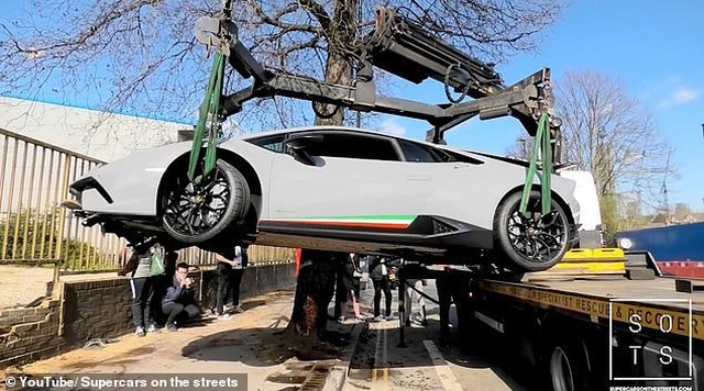 Lái siêu xe Lamborghini “thể hiện” trước đám đông, tài xế nhận cái kết “đắng” - 6 Lái siêu xe Lamborghini “thể hiện” trước đám đông, tài xế nhận cái kết “đắng” - 6