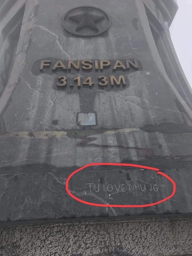 Cột cờ đỉnh Fansipan bị vẽ bậy gây phẫn nộ cộng đồng - 1
