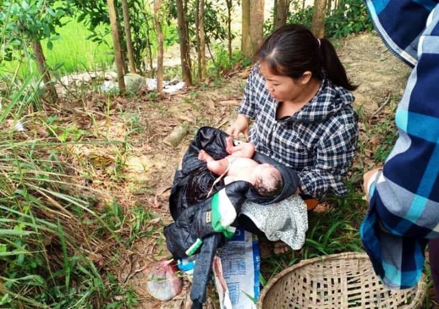 Bé sơ sinh còn nguyên dây rốn bị bỏ rơi giữa đồng - 1 Bé sơ sinh còn nguyên dây rốn bị bỏ rơi giữa đồng - 1
