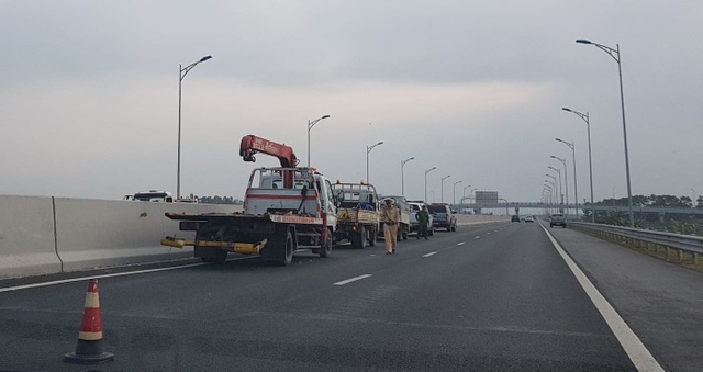 Xế hộp lật trên cao tốc, tài xế văng khỏi xe, thiệt mạng - 2 Xế hộp lật trên cao tốc, tài xế văng khỏi xe, thiệt mạng - 2